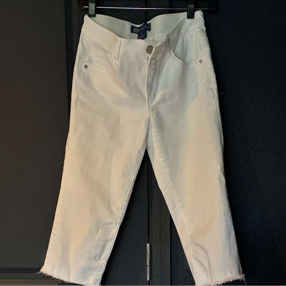 Democracy Women's White Cropped Jeans - Picture 6 of 7